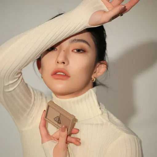 girl holding a 3CE Contour Shading